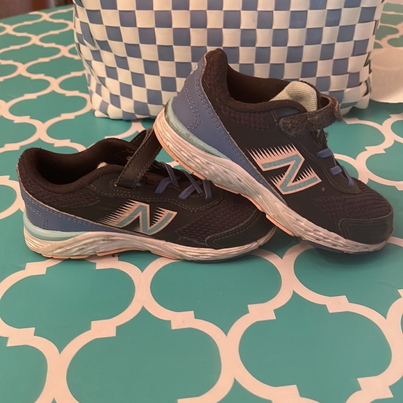 New balance sneakers toddler girls size 10 - Picture 3 of 8